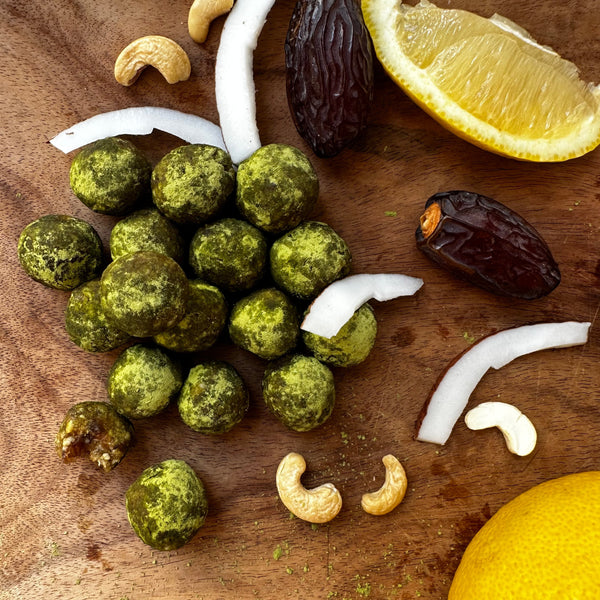 Erfrischende Zitonen-Matcha-Energy Balls